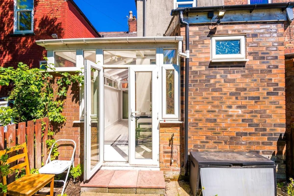 Large 4 Bedroom Home With Free Parking Near Mediacityuk Manchester Extérieur photo
