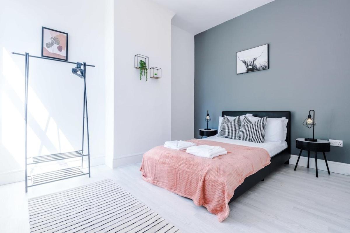 Large 4 Bedroom Home With Free Parking Near Mediacityuk Manchester Extérieur photo