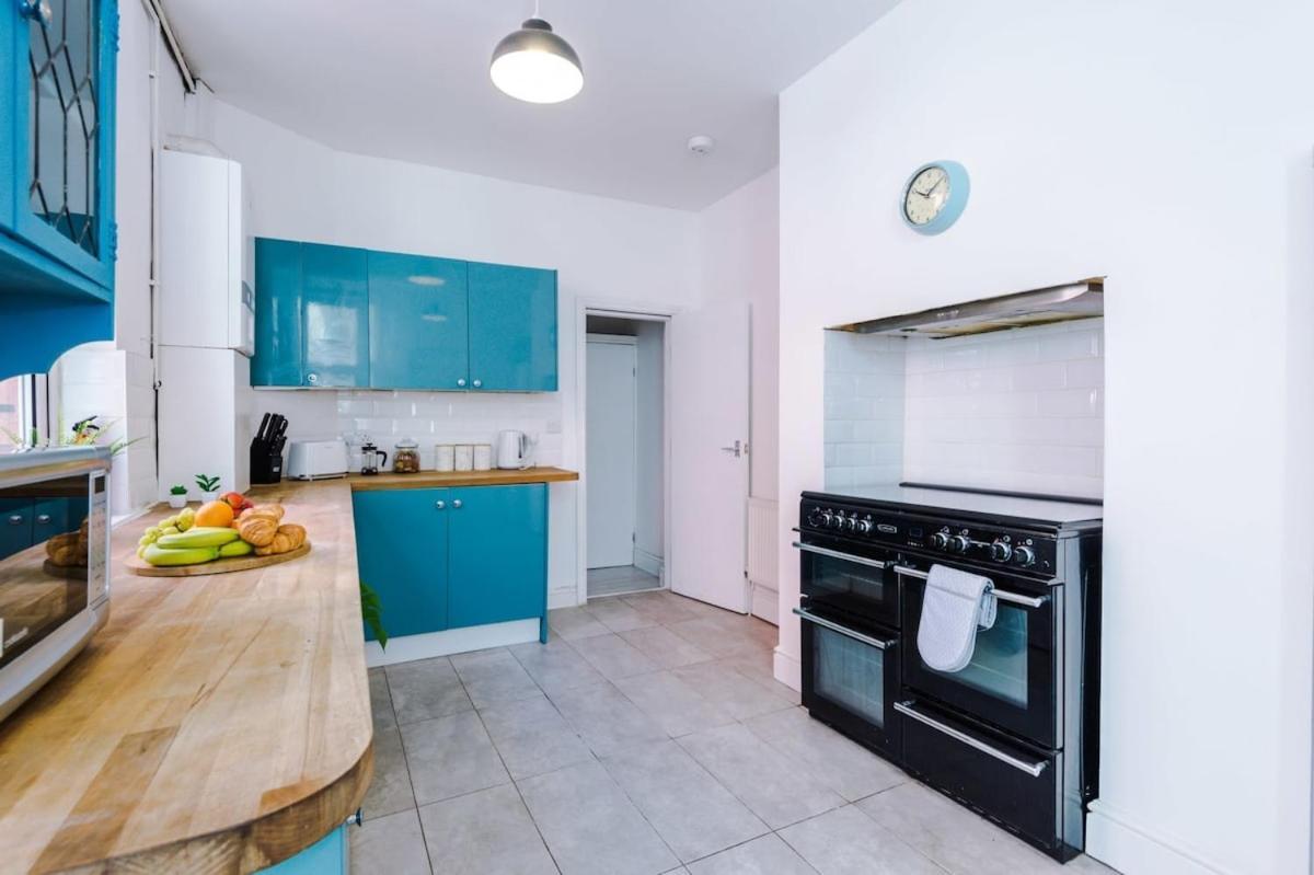 Large 4 Bedroom Home With Free Parking Near Mediacityuk Manchester Extérieur photo