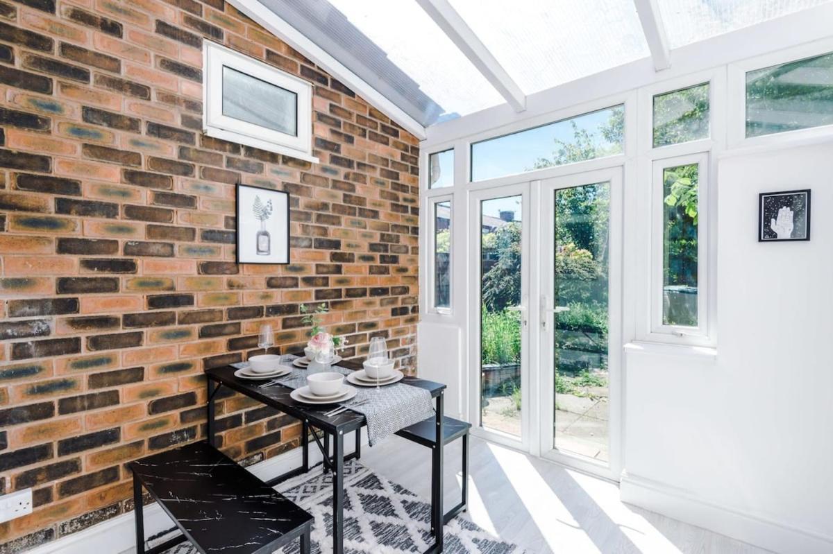 Large 4 Bedroom Home With Free Parking Near Mediacityuk Manchester Extérieur photo